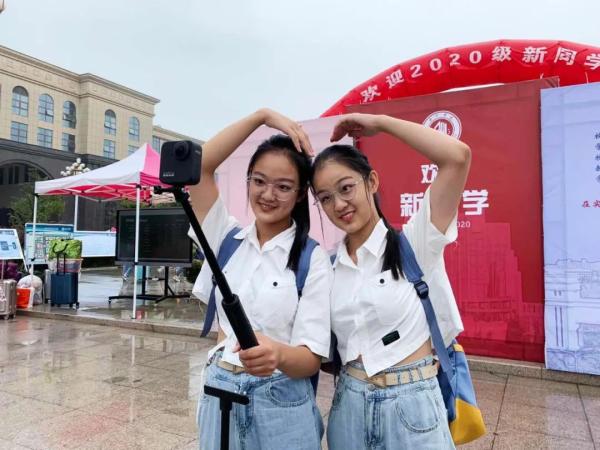 心有靈犀！雙胞胎姐妹考上同大學「錄取通知發現驚人巧合」　從小默契十足「雙倍喜悅」爸媽好欣慰