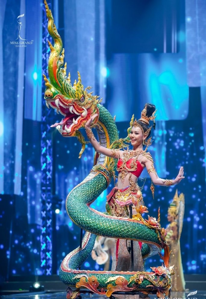 泰國選美造型超狂！眾佳麗把四面佛、水上市集直接穿身上　「華麗又創意」呈現網傻眼：根本最強COSER