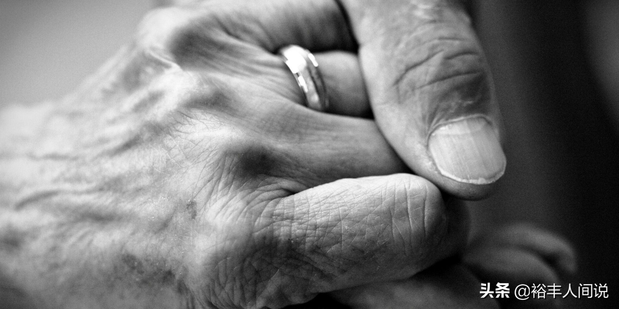 78年不捨罵一句！「阿嬤病逝」94歲阿公自備手電筒「凝望愛妻遺容」　深情告白：她還是那麼美
