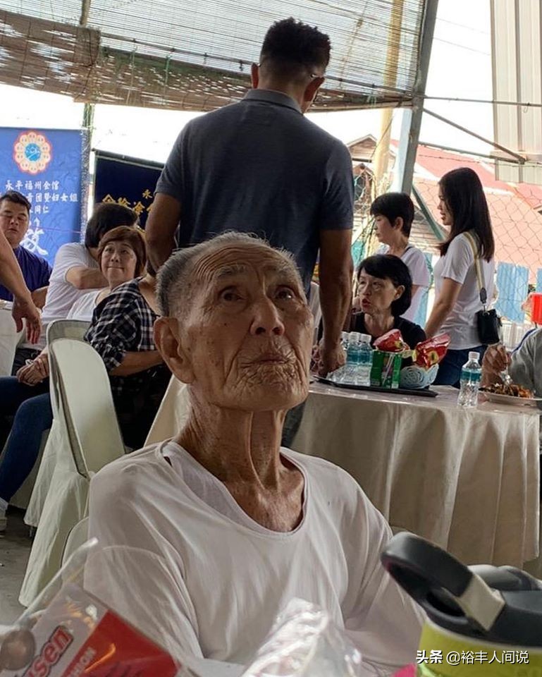 78年不捨罵一句！「阿嬤病逝」94歲阿公自備手電筒「凝望愛妻遺容」　深情告白：她還是那麼美