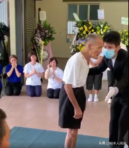 78年不捨罵一句！「阿嬤病逝」94歲阿公自備手電筒「凝望愛妻遺容」　深情告白：她還是那麼美
