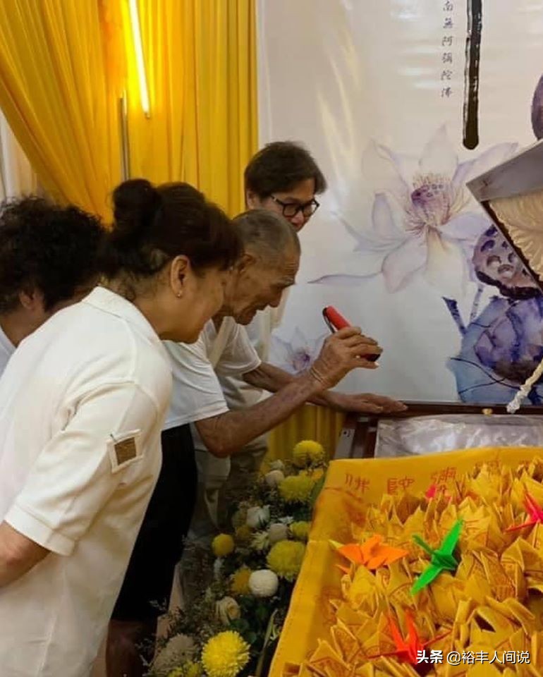 78年不捨罵一句！「阿嬤病逝」94歲阿公自備手電筒「凝望愛妻遺容」　深情告白：她還是那麼美