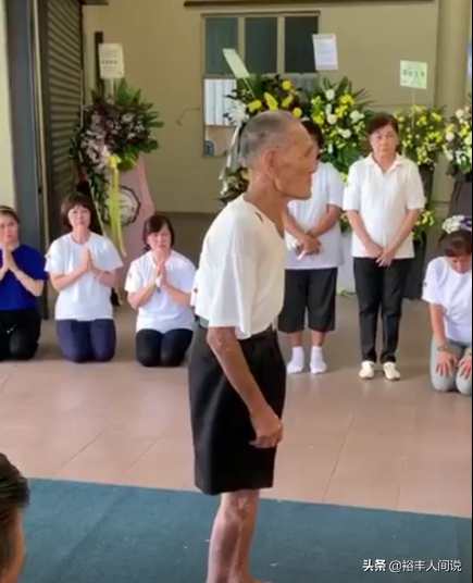 78年不捨罵一句！「阿嬤病逝」94歲阿公自備手電筒「凝望愛妻遺容」　深情告白：她還是那麼美