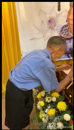 78年不捨罵一句！「阿嬤病逝」94歲阿公自備手電筒「凝望愛妻遺容」　深情告白：她還是那麼美