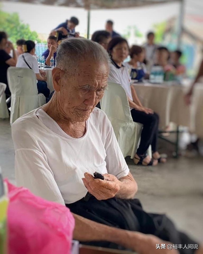 78年不捨罵一句！「阿嬤病逝」94歲阿公自備手電筒「凝望愛妻遺容」　深情告白：她還是那麼美