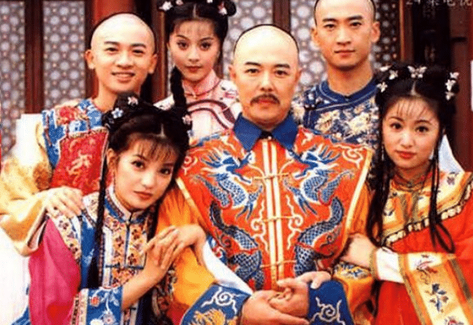 年輕時也是大美女！84歲容嬤嬤近照曝光「滿頭白髮」仍精神飽滿　粉絲PO其早期美照：你才是夏雨荷
