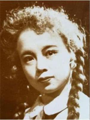 年輕時也是大美女！84歲容嬤嬤近照曝光「滿頭白髮」仍精神飽滿　粉絲PO其早期美照：你才是夏雨荷