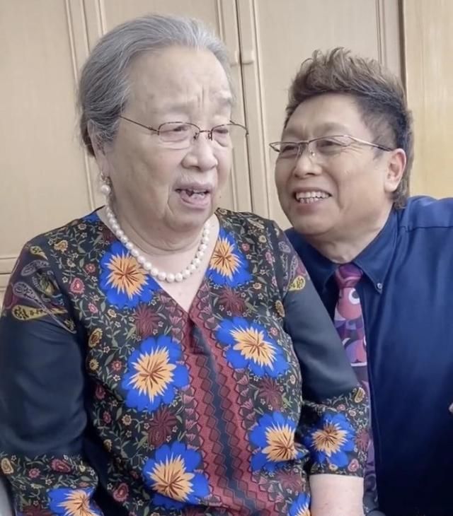 年輕時也是大美女！84歲容嬤嬤近照曝光「滿頭白髮」仍精神飽滿　粉絲PO其早期美照：你才是夏雨荷
