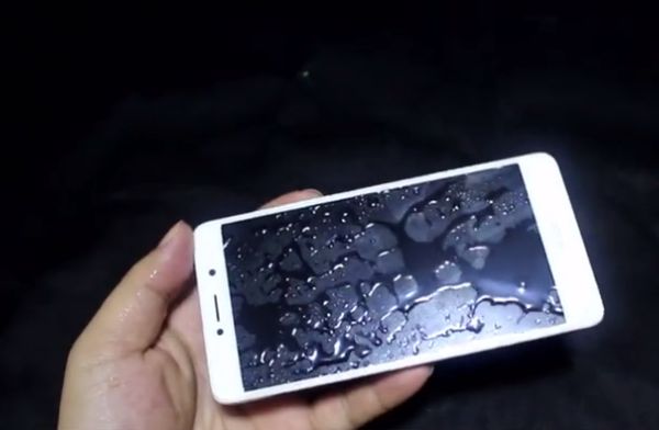 手機掉洗衣機裡！她隔天見「婆婆留整疊千元鈔」超感動　往旁邊看「桌上擺張紙條」哽咽：最幸福的媳婦
