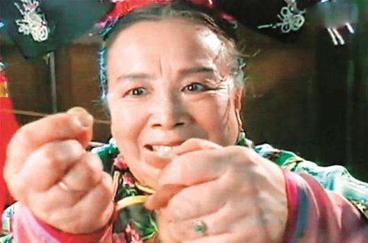 年輕時也是大美女！84歲容嬤嬤近照曝光「滿頭白髮」仍精神飽滿　粉絲PO其早期美照：你才是夏雨荷