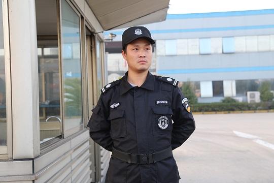 兒子接管父親公司！發現56歲保全「工資5萬元還配公寓」超氣：根本養閑人　父親一句話「惹人淚目」