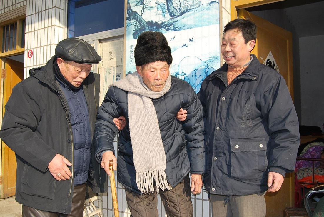 兒子接管父親公司！發現56歲保全「工資5萬元還配公寓」超氣：根本養閑人　父親一句話「惹人淚目」