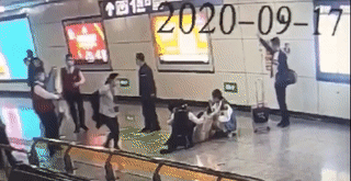 孕婦搭車途中「突然要生了」！暖心乘客「合力搭建臨時產房」畫面好動人　「只為保母子平安」網友讚爆