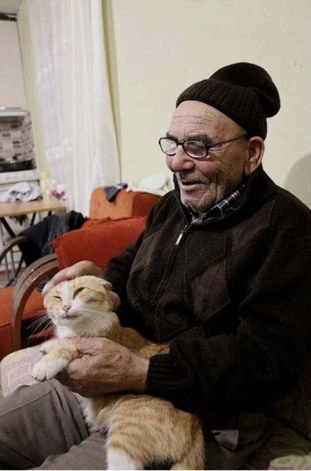 大火燒了家！83歲老人抱著倖存的愛貓「風雪中啜泣」惹哭全網　總統發話「困難交給我們」超暖心