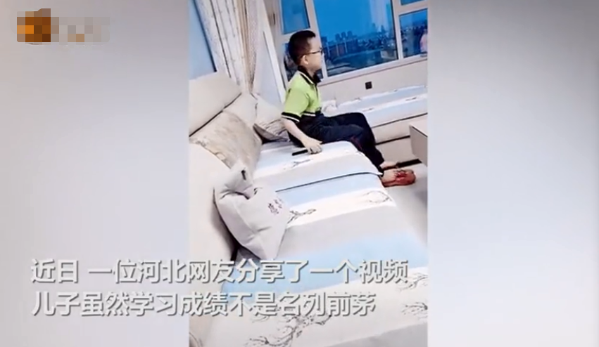 同桌沒有媽媽！國小生「故意錯穿」同桌的破校服　媽媽得知真相「洗凈縫好」：善良比成績更重要