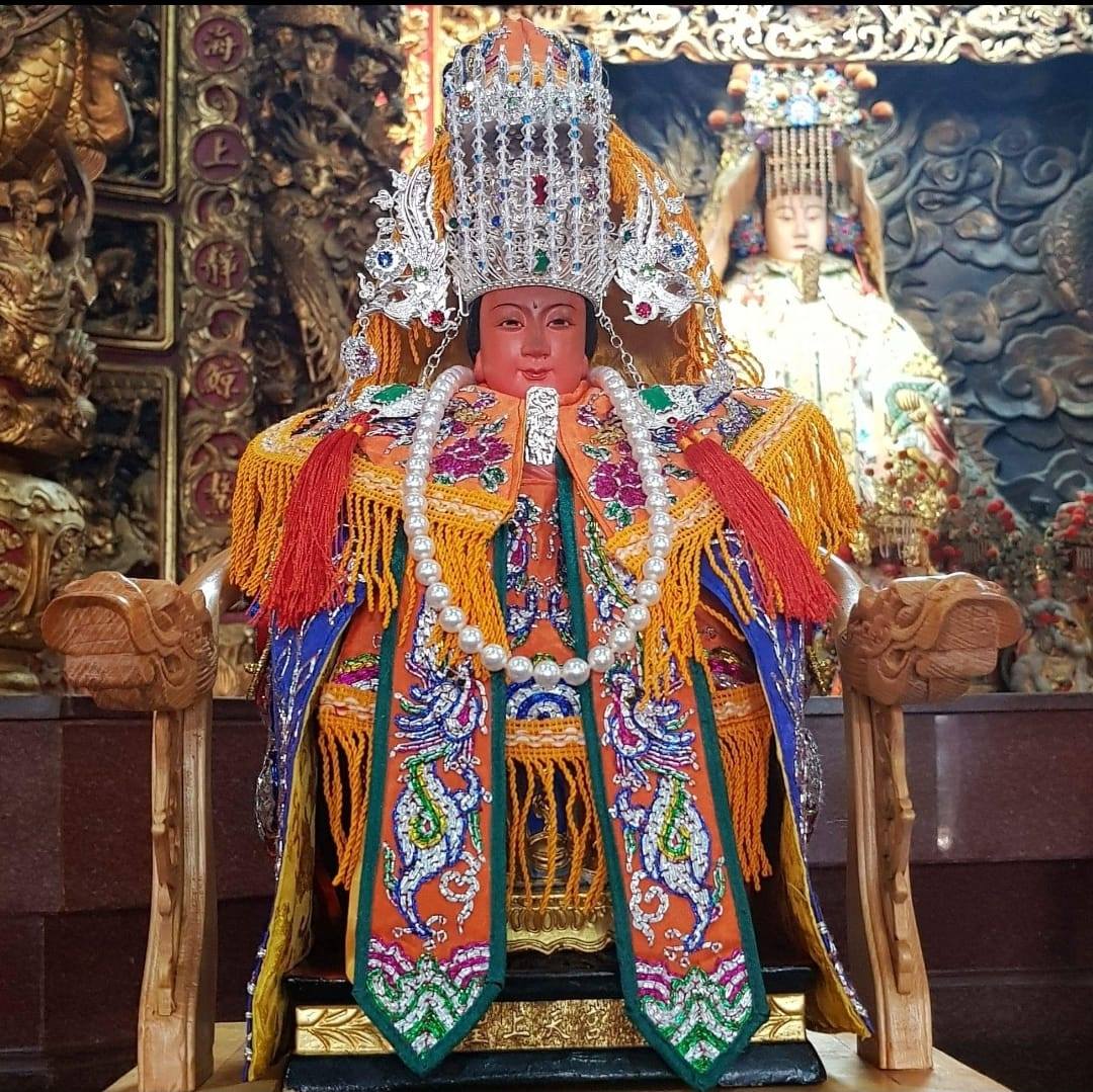 全台灣首見！高雄正妹「街頭二度救人」想學醫被勸阻　媽祖顯靈「連續2次立筊」廟方愣：冥冥中註定