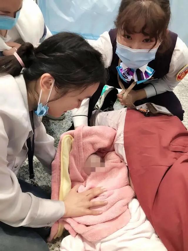 孕婦搭車途中「突然要生了」！暖心乘客「合力搭建臨時產房」畫面好動人　「只為保母子平安」網友讚爆