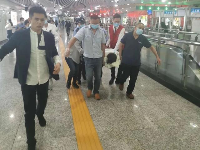 孕婦搭車途中「突然要生了」！暖心乘客「合力搭建臨時產房」畫面好動人　「只為保母子平安」網友讚爆