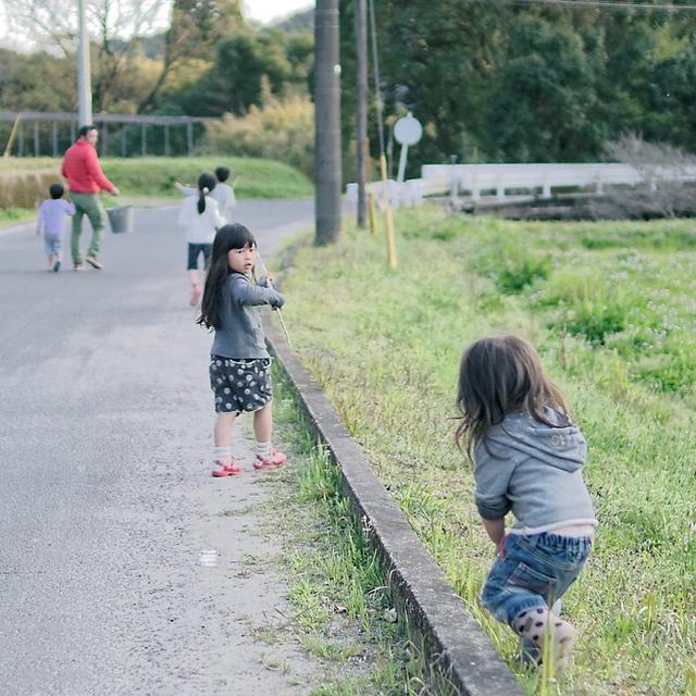找回快樂童年！一家五口「棄都市搬回鄉下」孩子無時無刻在笑　大自然「成最棒遊樂場」日子令人羨慕