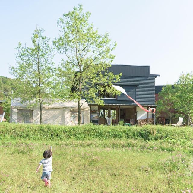 找回快樂童年！一家五口「棄都市搬回鄉下」孩子無時無刻在笑　大自然「成最棒遊樂場」日子令人羨慕
