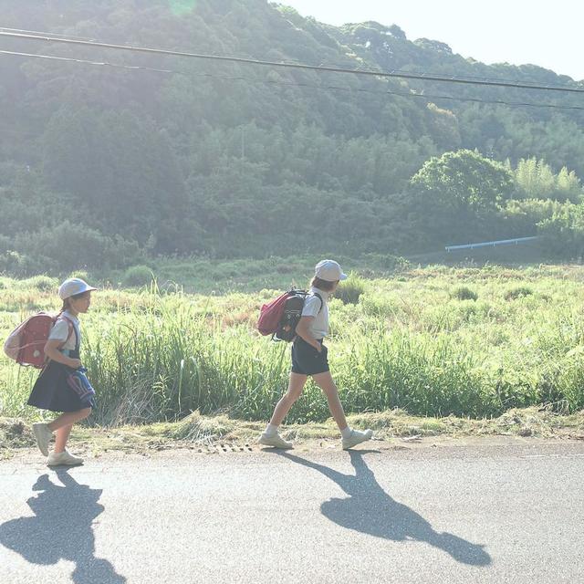 找回快樂童年！一家五口「棄都市搬回鄉下」孩子無時無刻在笑　大自然「成最棒遊樂場」日子令人羨慕