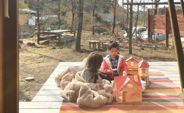 找回快樂童年！一家五口「棄都市搬回鄉下」孩子無時無刻在笑　大自然「成最棒遊樂場」日子令人羨慕