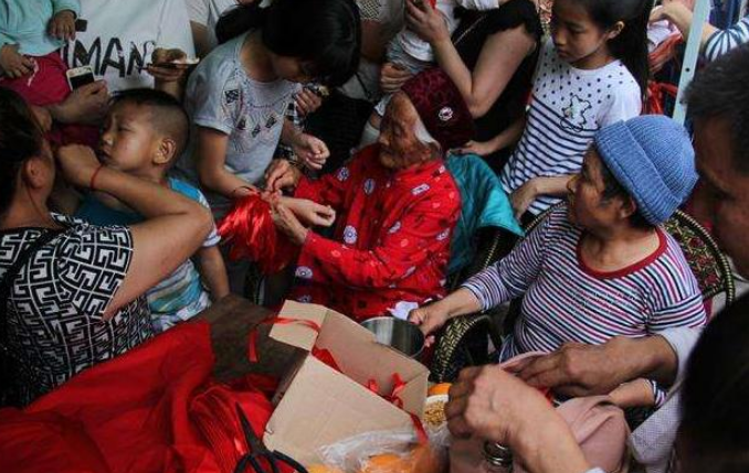 母親90歲壽宴！給兒子發大紅包「窮女兒得小紅包」　回到家後小女兒「高興壞了」：錯怪母親了
