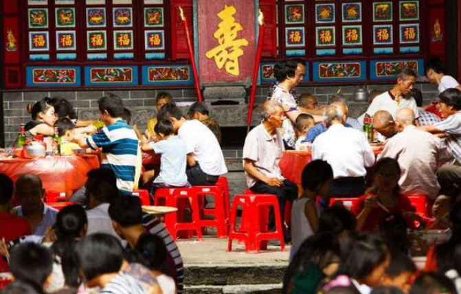 母親90歲壽宴！給兒子發大紅包「窮女兒得小紅包」　回到家後小女兒「高興壞了」：錯怪母親了