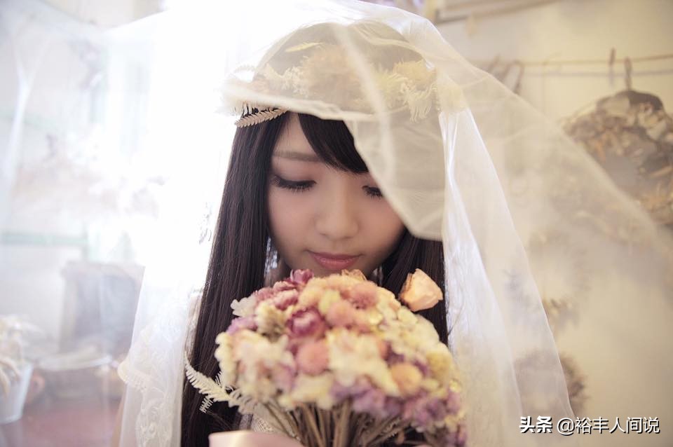 結婚11個月等到葬禮！「愛妻閉眼再沒醒」丈夫帶遺照環遊世界　「寫下1000多封情書」惹哭全網