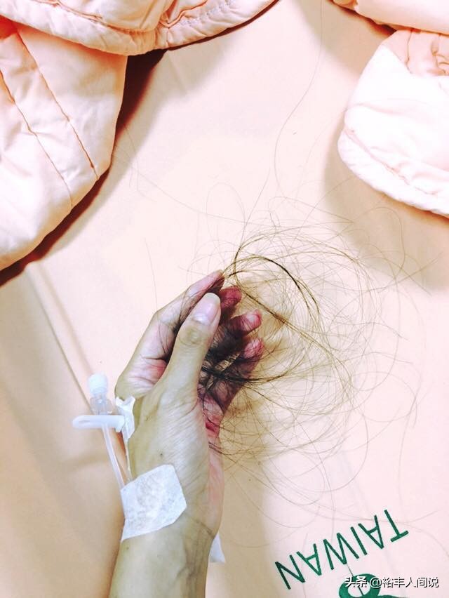 結婚11個月等到葬禮！「愛妻閉眼再沒醒」丈夫帶遺照環遊世界　「寫下1000多封情書」惹哭全網