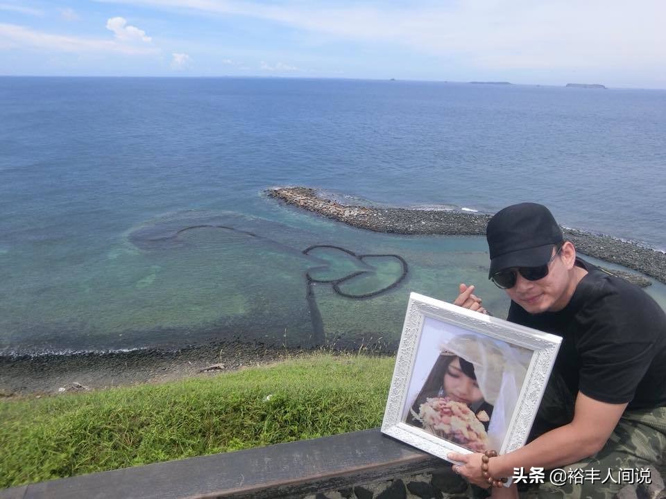 結婚11個月等到葬禮！「愛妻閉眼再沒醒」丈夫帶遺照環遊世界　「寫下1000多封情書」惹哭全網