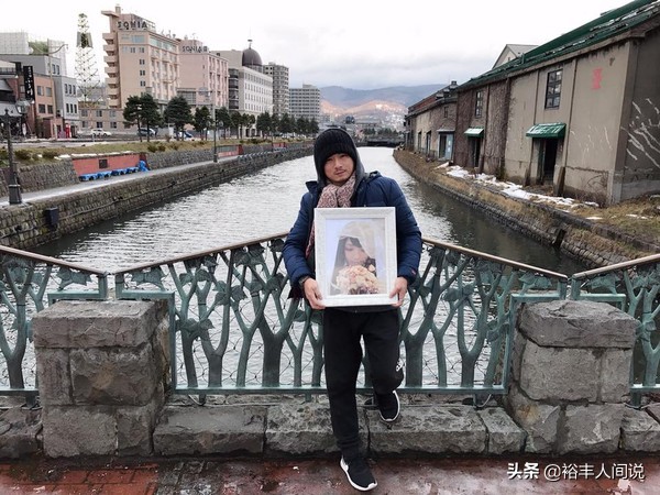 結婚11個月等到葬禮！「愛妻閉眼再沒醒」丈夫帶遺照環遊世界　「寫下1000多封情書」惹哭全網