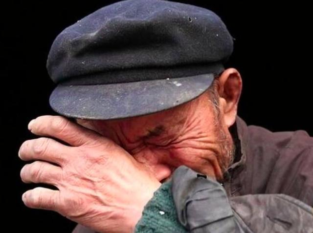 老父親賣老房子！給兒子80萬「買新房享福」　沒多久哭著「回老家蓋草屋」：我不能去敬老院