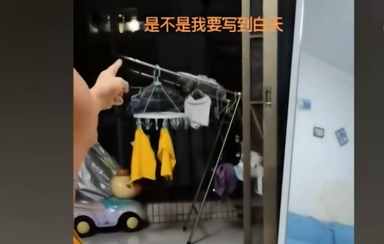 國小新生寫作業寫到淚崩！期間不時側頭看窗外「嘴裡還念念有詞」 　媽媽疑惑「認真聽清後」笑出聲