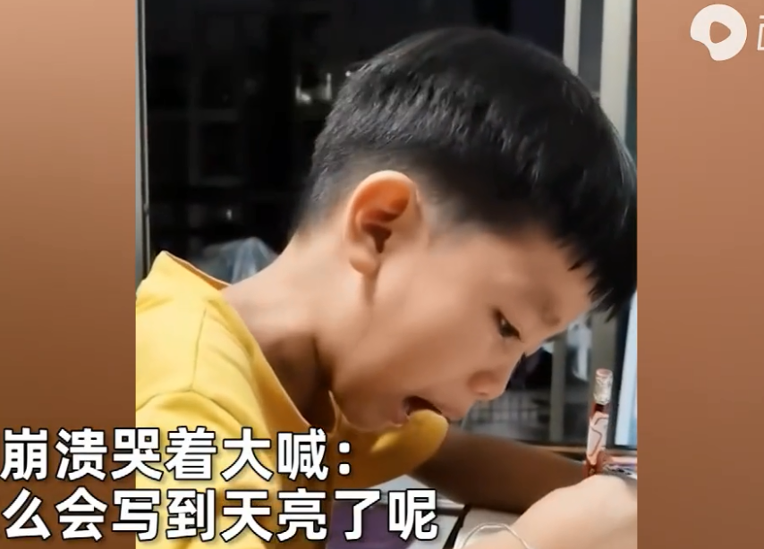 國小新生寫作業寫到淚崩！期間不時側頭看窗外「嘴裡還念念有詞」 　媽媽疑惑「認真聽清後」笑出聲