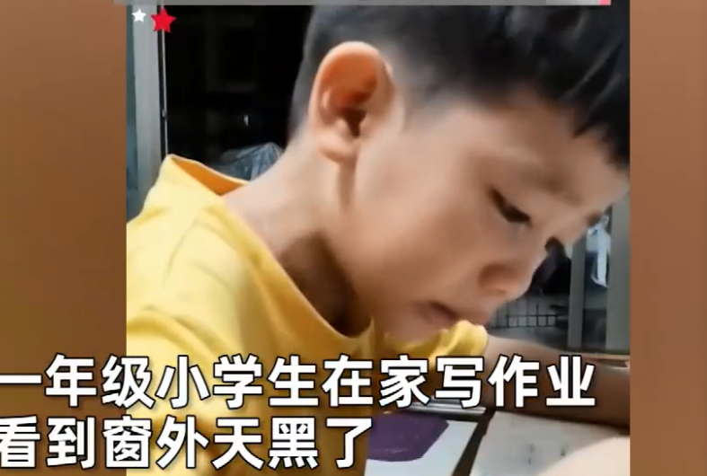 國小新生寫作業寫到淚崩！期間不時側頭看窗外「嘴裡還念念有詞」 　媽媽疑惑「認真聽清後」笑出聲