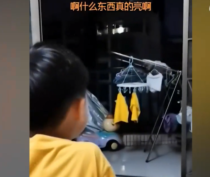國小新生寫作業寫到淚崩！期間不時側頭看窗外「嘴裡還念念有詞」 　媽媽疑惑「認真聽清後」笑出聲