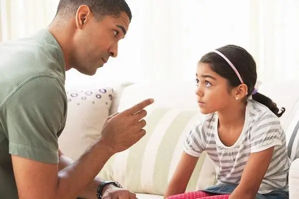 16歲女兒：「爸，我今晚要去男朋友家睡」　父親的做法「堪稱典範」令無數網友狂讚：明智又暖心