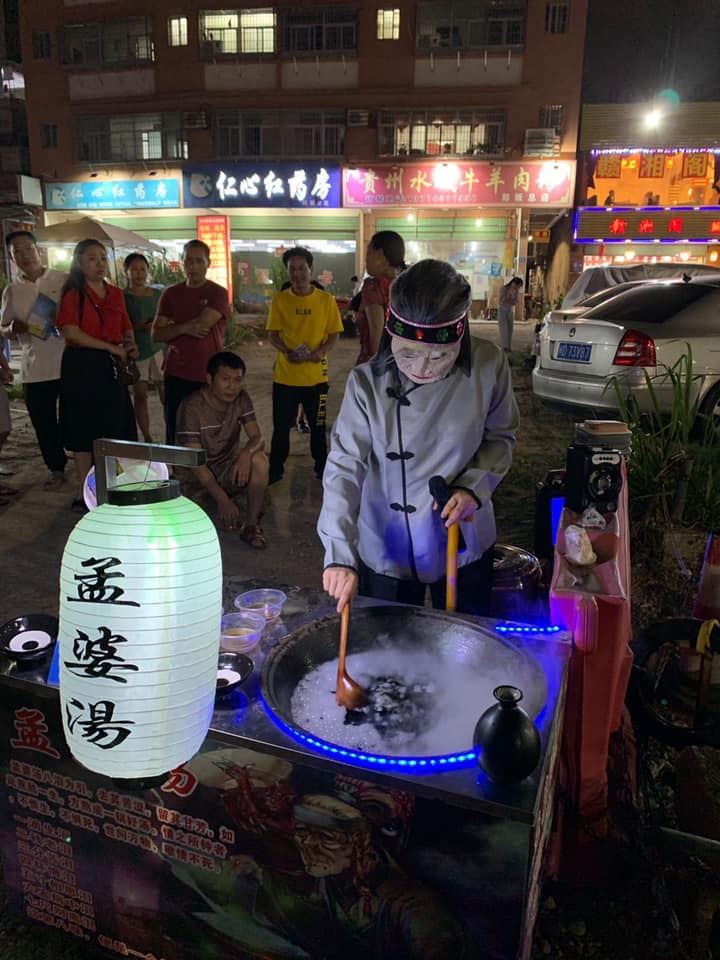 夜市驚見孟婆湯！老婆婆邊賣邊笑「鍋子冒黑色泡泡」　過來人笑「喝起來感覺還不賴」：一堆人搶著買
