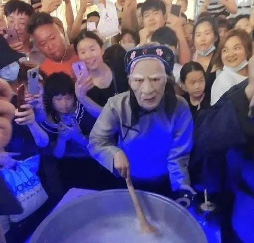 夜市驚見孟婆湯！老婆婆邊賣邊笑「鍋子冒黑色泡泡」　過來人笑「喝起來感覺還不賴」：一堆人搶著買