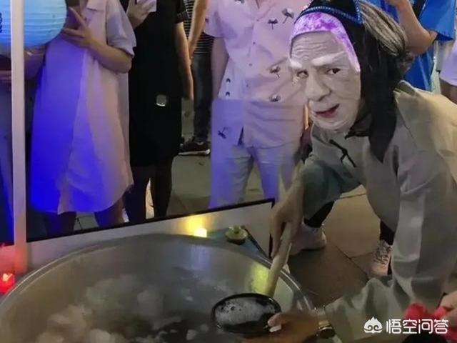 夜市驚見孟婆湯！老婆婆邊賣邊笑「鍋子冒黑色泡泡」　過來人笑「喝起來感覺還不賴」：一堆人搶著買