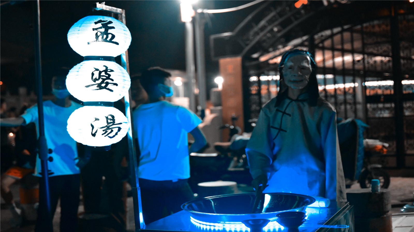 夜市驚見孟婆湯！老婆婆邊賣邊笑「鍋子冒黑色泡泡」　過來人笑「喝起來感覺還不賴」：一堆人搶著買