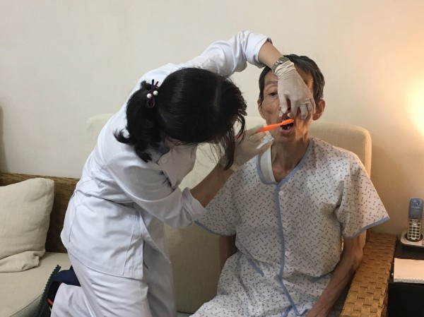就像地基流失！醫師曝牙周病「與心腦疾病相關」　衛服部調查「90%國人都有」：出現6症狀要小心