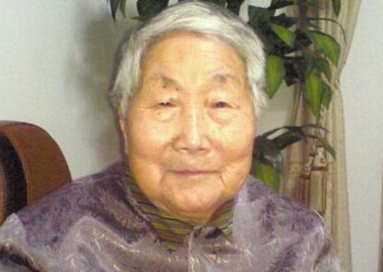 逛街時見婆婆撿飲料瓶！同學聚會被憐憫「嫁的不好」　 婆婆做一事「全場愣了」瞬間臉紅羞愧