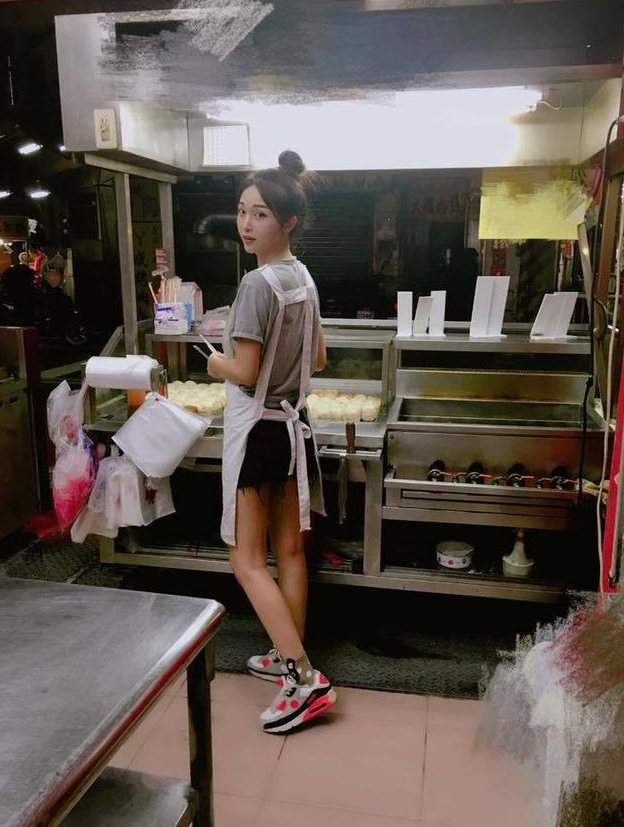 逢甲最美煎包妹！36歲「神逆齡少女臉蛋」美翻全網　同框「家中高顏值3姊妹」被狂讚：神基因