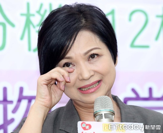 媽媽突倒下！楊貴媚「長照母親13年」好幾次躲房間偷哭　每天醒來多希望：這一切不是真的