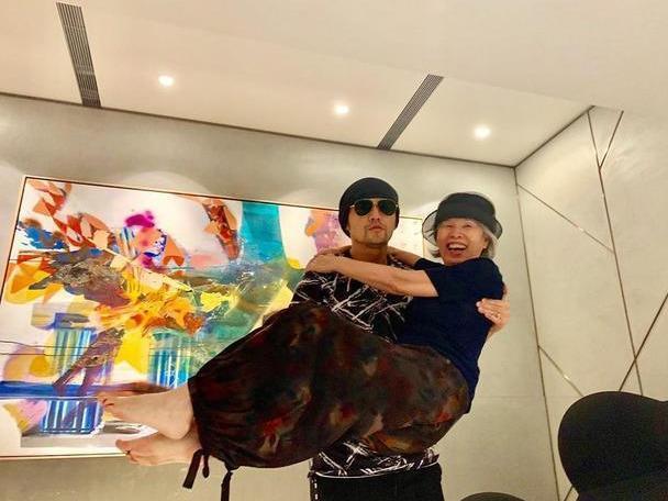 周杰倫曬媽媽穿搭近照！大讃其為fashion代言人「比自己還會穿」　66歲葉惠美「超強時尚感」絲毫不輸年輕人