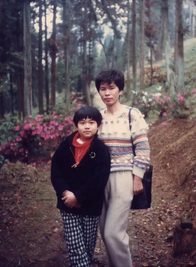 周杰倫曬媽媽穿搭近照！大讃其為fashion代言人「比自己還會穿」　66歲葉惠美「超強時尚感」絲毫不輸年輕人