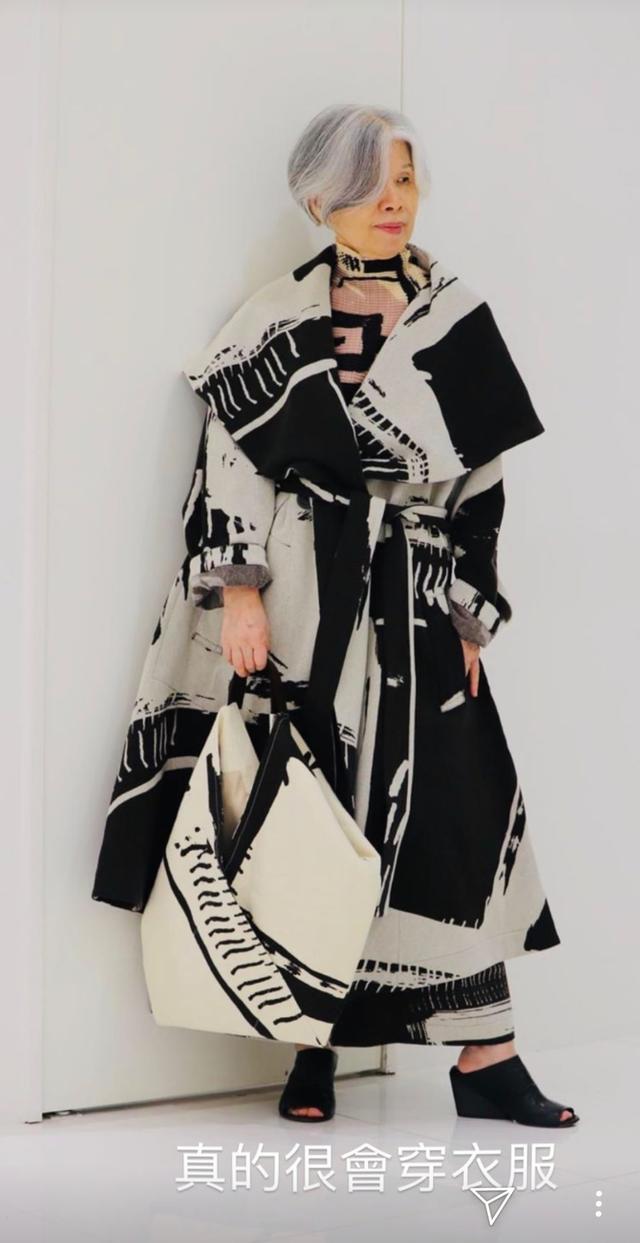 周杰倫曬媽媽穿搭近照！大讃其為fashion代言人「比自己還會穿」　66歲葉惠美「超強時尚感」絲毫不輸年輕人