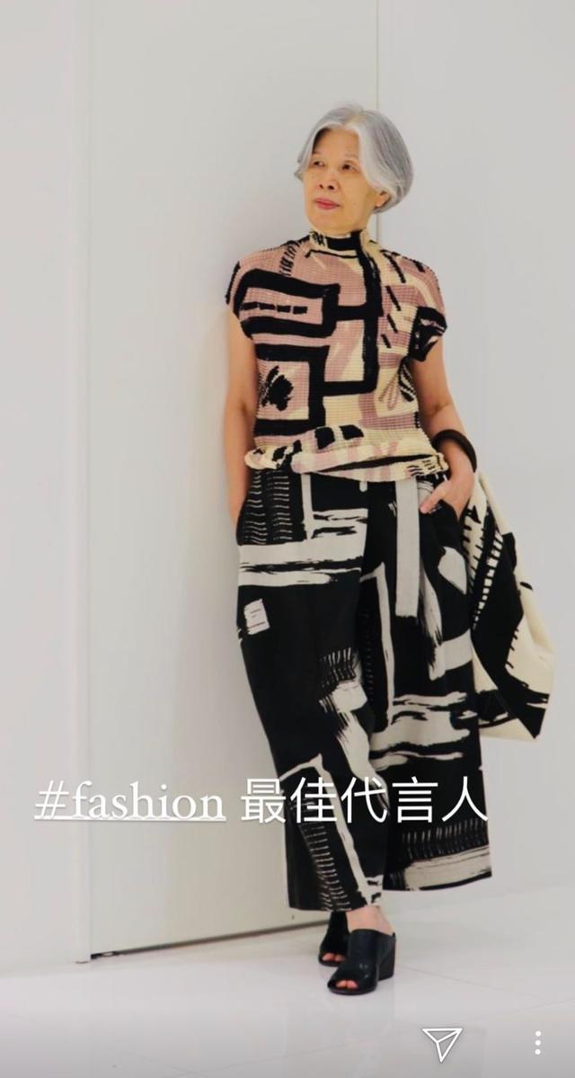 周杰倫曬媽媽穿搭近照！大讃其為fashion代言人「比自己還會穿」　66歲葉惠美「超強時尚感」絲毫不輸年輕人